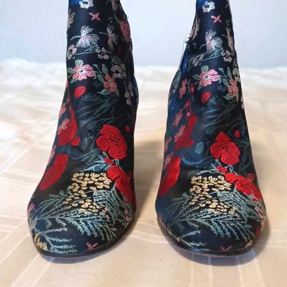 Vince Camuto, Festival Wonderland, Black, Red and Blue Brocade Ankle Bootie 6m - Picture 1 of 9